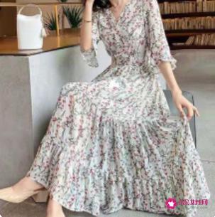 长款碎花连衣裙怎么搭配