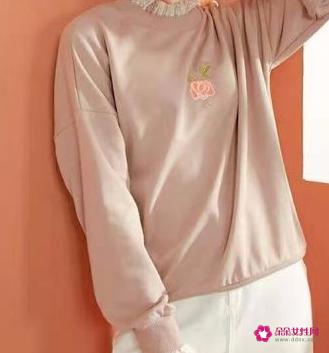 蕾丝镂空打底衫怎么搭配