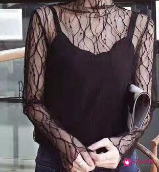 蕾丝镂空打底衫怎么搭配