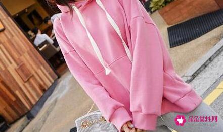 蕾丝镂空打底衫怎么搭配