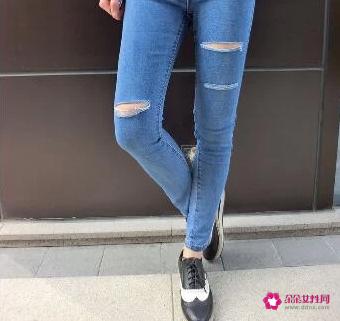 牛仔裤配什么鞋子好看