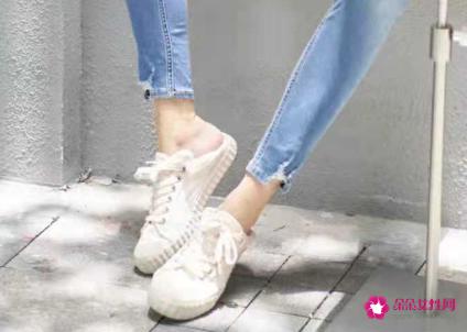 牛仔裤配什么鞋子好看