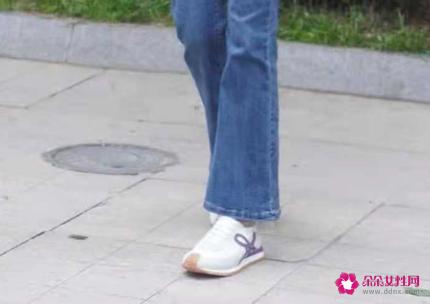 牛仔裤配什么鞋子好看