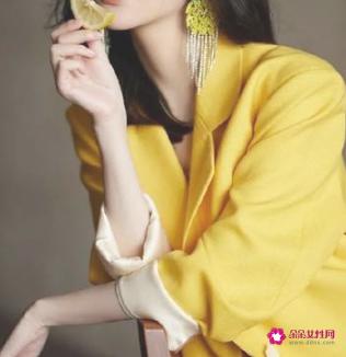 女生穿绿色衣服代表什么