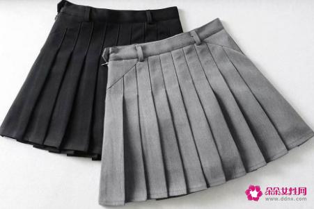 灰色T恤配什么颜色的裙子和裤子