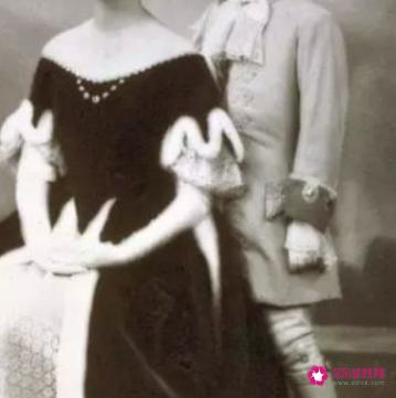 露肩上衣适合的场合