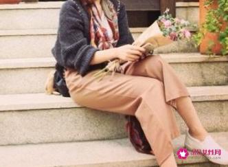 短款开衫毛衣最佳搭配