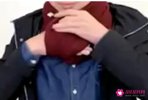 男士围围巾的各种方法