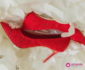 红色旗袍配什么鞋子好看