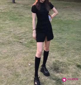 红色旗袍配什么鞋子好看