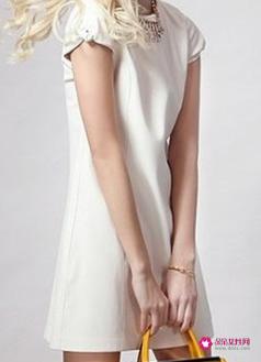 皮肤暗沉穿什么颜色衣服显白