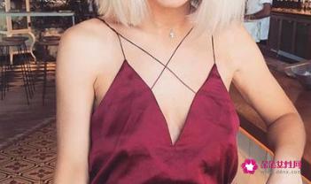 吊带裤可以配什么上衣