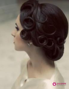 比较复古风的发型女生