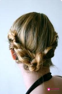 比较复古风的发型女生