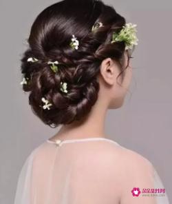 比较复古风的发型女生