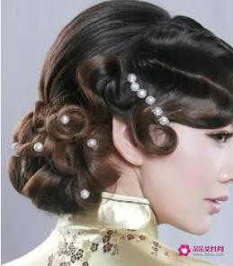 比较复古风的发型女生