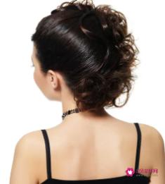 比较复古风的发型女生