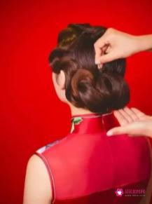 比较复古风的发型女生