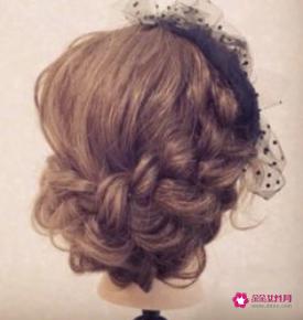 比较复古风的发型女生