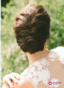 比较复古风的发型女生