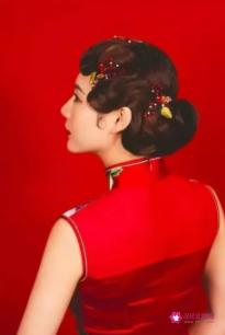 比较复古风的发型女生