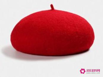 红色贝雷帽搭配什么衣服好看