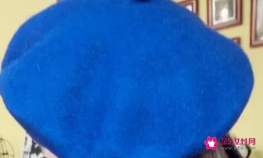 红色贝雷帽搭配什么衣服好看