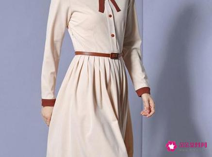 今年流行什么连衣长裙