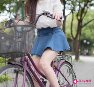 女生裙子里面穿的是啥