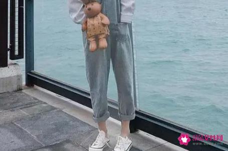 背带裤搭配什么鞋子好看呢