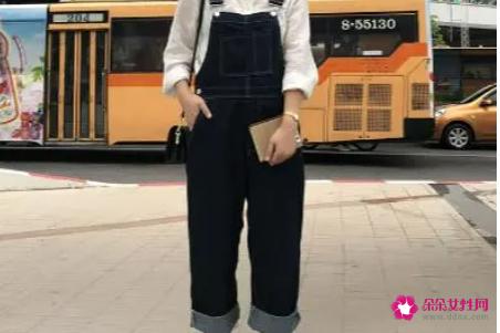 背带裤搭配什么鞋子好看呢