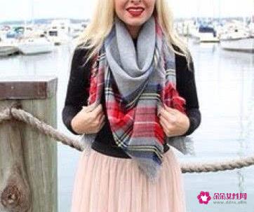 三角围巾的戴法