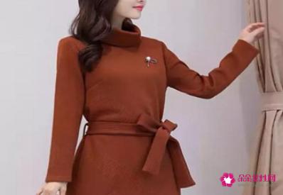 女人冬季连衣裙的穿搭