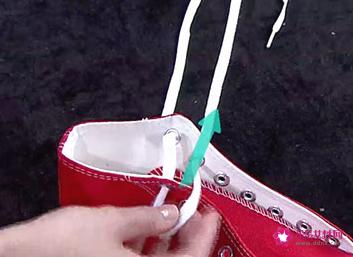 高帮鞋怎么穿进去方便