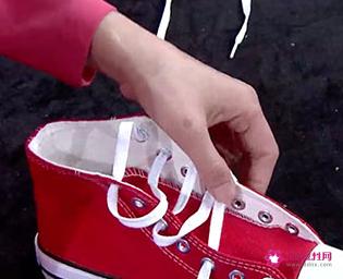 高帮鞋怎么穿进去方便