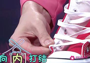 高帮鞋怎么穿进去方便