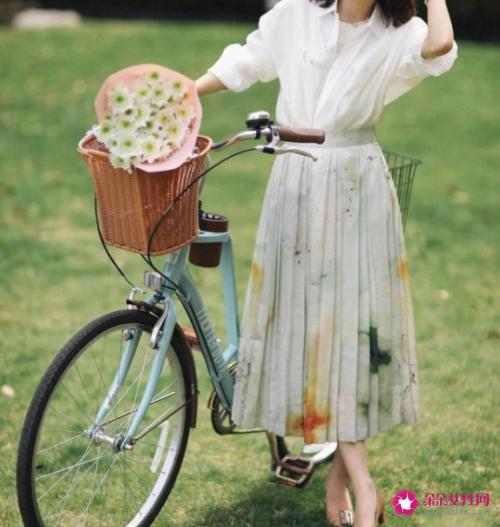 纯白色t恤多种搭配法