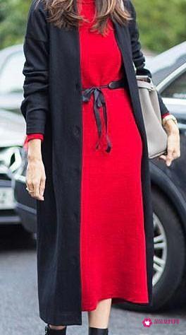 红色连衣裙配什么颜色大衣好看