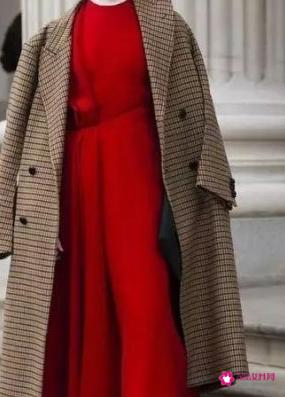 红色连衣裙配什么颜色大衣好看