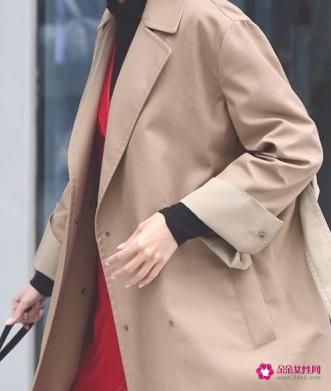 红色连衣裙配什么颜色大衣好看