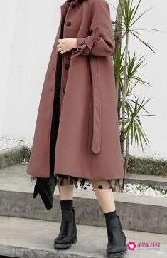 红色连衣裙配什么颜色大衣好看