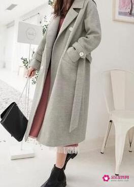 红色连衣裙配什么颜色大衣好看