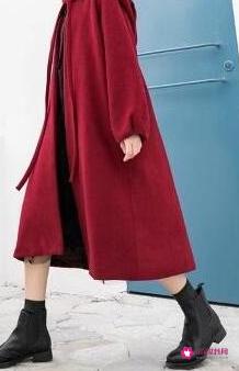 红色连衣裙配什么颜色大衣好看
