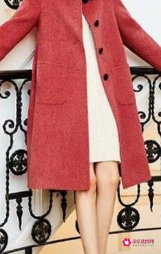 红色连衣裙配什么颜色大衣好看