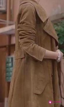 红色连衣裙配什么颜色大衣好看