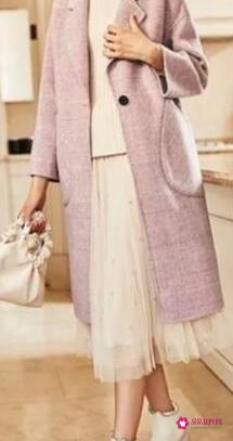 红色连衣裙配什么颜色大衣好看