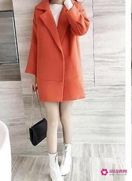 红色连衣裙配什么颜色大衣好看