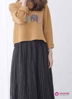 黑纱裙配什么上衣