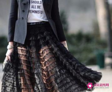 黑纱裙配什么上衣