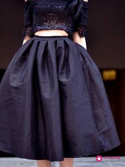 黑纱裙配什么上衣